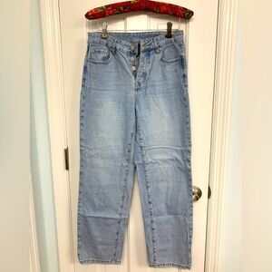🎉Relaxed, wide leg, light washed jeans. Okuahao brand, size Medium. Button fly